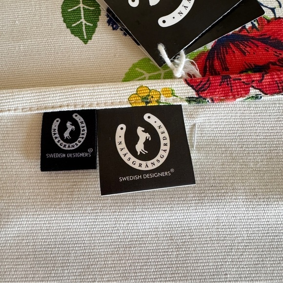 Naasgransgarden Swedish Floral Table Runner 20cm x 200cm - Picture 5 of 5